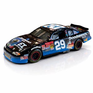 Op de afbeelding: Een zwart en blauw model raceauto met nummer 29. De auto heeft sponsorlogo's en de tekst "Goodwrench Service". De wielen hebben rode velgen en Goodyear-banden. Een verzamelobject.