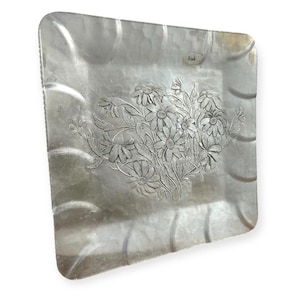 Taca aluminiowa Everlast, ręcznie kuta, z kwiatowym repusowaniem, kwadratowa, 12 cali, kolekcjonerska zdjęcie 3