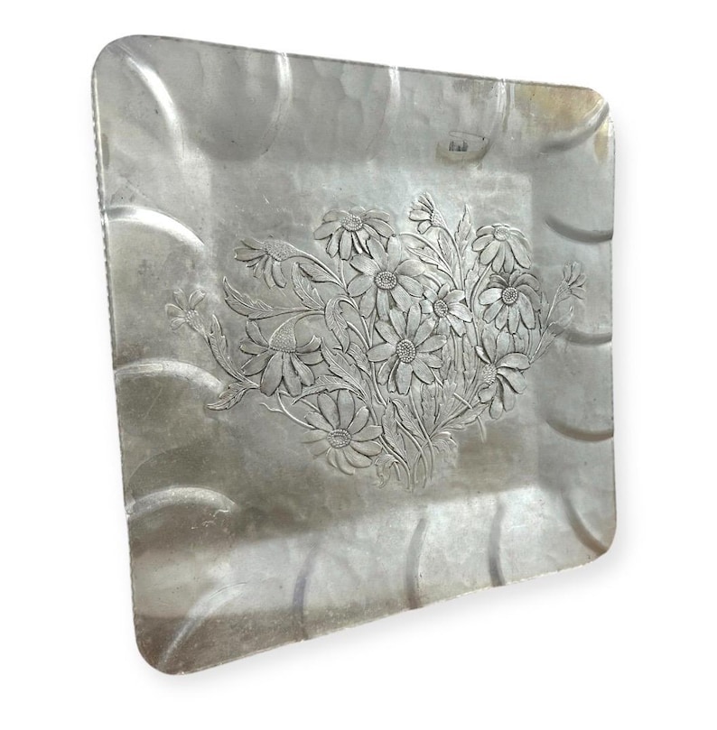 Taca aluminiowa Everlast, ręcznie kuta, z kwiatowym repusowaniem, kwadratowa, 12 cali, kolekcjonerska zdjęcie 3