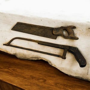 Antik 45 cm ryggsåg och justerbar bågsåg, parti ca 1880–1915, trähandtag - samlarobjekt - rustik industriell inredning