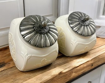 Rzadki zestaw zabytkowych pojemników Lenox Butler's Pantry, 2 sztuki, porcelana w kolorze kości słoniowej z cynowymi pokrywkami – kolekcjonerski