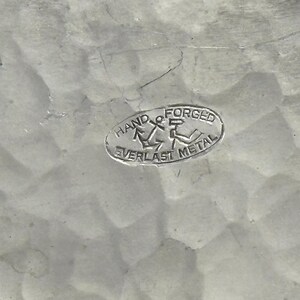 Taca aluminiowa Everlast, ręcznie kuta, z kwiatowym repusowaniem, kwadratowa, 12 cali, kolekcjonerska zdjęcie 10