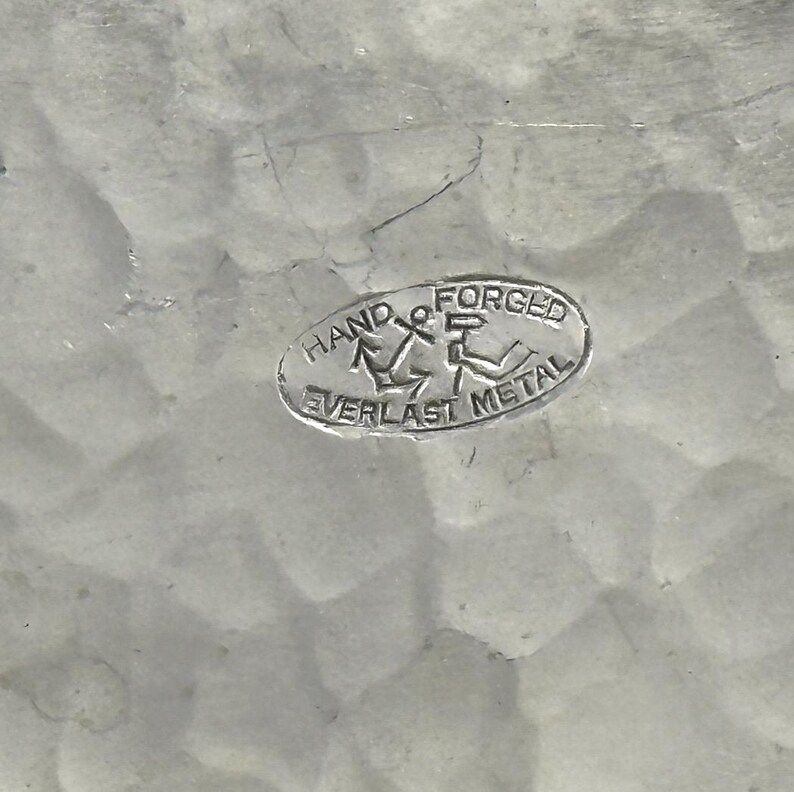 Taca aluminiowa Everlast, ręcznie kuta, z kwiatowym repusowaniem, kwadratowa, 12 cali, kolekcjonerska zdjęcie 10