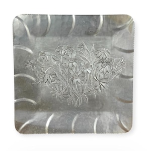 Taca aluminiowa Everlast, ręcznie kuta, z kwiatowym repusowaniem, kwadratowa, 12 cali, kolekcjonerska zdjęcie 2