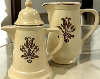 Pfaltzgraff Dorf Kaffeekanne mit Deckel & Milchkännchen Krug Set USA Steinzeug