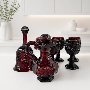Juego de 7 piezas de copas de vino tinto Avon Cape Cod Ruby Red, vinagrera y campana - Vintage - Descatalogado