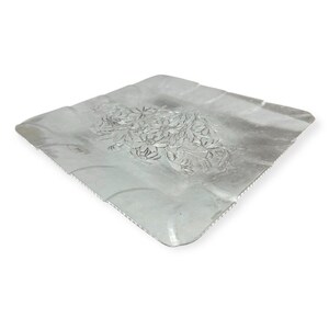 Może przedstawiać: Zestaw trzech ceramicznych kubk&oacute;w z nakrapianym, matowym wykończeniem. Kubki są w odcieniach kremu, jasnego brązu i ciemnego brązu. Każdy kubek ma prosty design i zaokrąglony uchwyt.