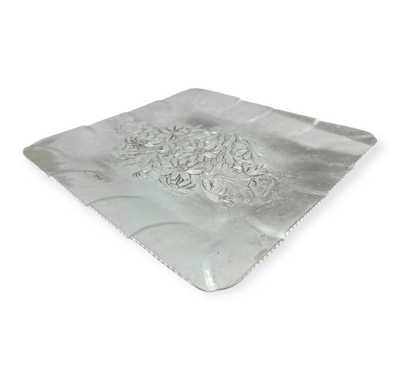 Może przedstawiać: Zestaw trzech ceramicznych kubk&oacute;w z nakrapianym, matowym wykończeniem. Kubki są w odcieniach kremu, jasnego brązu i ciemnego brązu. Każdy kubek ma prosty design i zaokrąglony uchwyt.