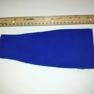 Könnte beinhalten: Ein blaues Fleece-Stirnband, etwa 23 cm lang.