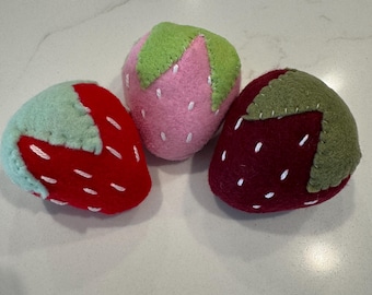 Trío de fresas de juguete para gatos / Fresas de fieltro rellenas de hierba gatera orgánica