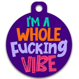 Médaille hilarante pour chien et chat - I'm a Whole Fucking Vibe - Coordonnées au dos - Couleurs à personnaliser