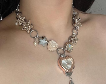 Gargantilla con forma de corazón, dijes de estrella y perlas. Cadena de plata, estilo gótico romántico Y2K.
