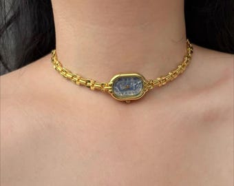 Collar gargantilla con reloj dorado • Colgante ovalado horizontal con reloj • Accesorios con estética Y2K • Gargantilla con cadena de eslabones dorados