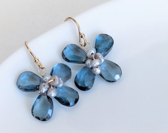 Piedras AAA London Blue Topaz con pequeños aretes plateados de perlas de agua dulce. Joyas de cumpleaños de noviembre. Pendientes rellenos de oro, pendientes de flores.