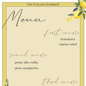 Może przedstawiać: Żółte menu z ręcznie napisanym tytułem "Włoskie lato" i listą dań na trzydaniowy posiłek. Menu zawiera bruschettę, sałatkę caprese, penne alla vodka, pizzę margherita i lody stracciatella.