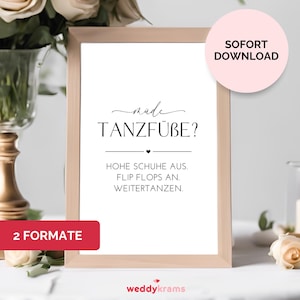 Puede incluir: Un cartel imprimible con el texto "nude Tanzfübe?" en fuente cursiva negra. El cartel también incluye el texto "HOHE SCHUHE AUS. FLIP FLOPS AN. WEITERTANZEN." en fuente negra. El cartel está enmarcado en un marco de madera clara y está sobre una superficie blanca.