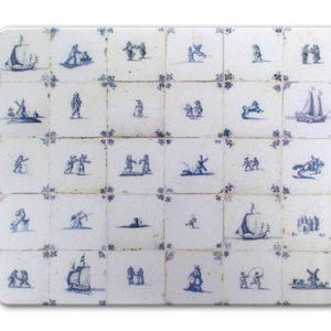 Könnte beinhalten: Eine weiße Fliese mit einem blau-weißen Muster aus holländischen Szenen. Die Fliese ist in 36 Quadrate unterteilt, jedes mit einer anderen Szene. Die Szenen zeigen Menschen, Tiere, Boote und Windmühlen.