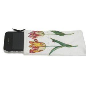 Puede incluir: Una funda de teléfono blanca con un diseño floral con tres tulipes amarillas y rojas con tallos y hojas verdes.
