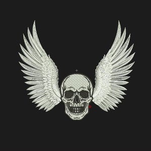Puede incluir: Diseño bordado de una calavera con grandes alas detalladas sobre un fondo negro. La calavera es de color gris claro con cuencas de ojos negras y una mandíbula detallada. Las alas son blancas con intrincados detalles de plumas.