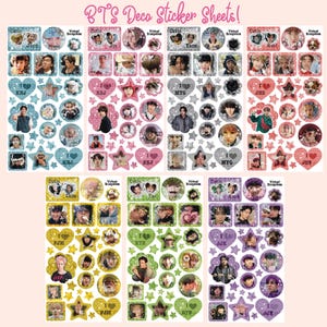 Può includere: Sette fogli di adesivi BTS Deco Sticker Sheets con ritratti individuali dei membri, cornici a forma di cuore e dettagli a forma di stella. Ogni foglio mostra varie fotografie dei membri del gruppo, etichette come Cutie e Virtual Ecosystem e forme decorative in palette di colori blu, rosa, grigio, rosso, giallo, verde e viola.