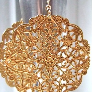 Pendientes candelabro. Grandes pendientes dorados. Filigrana vintage. ENCAJE DORADO