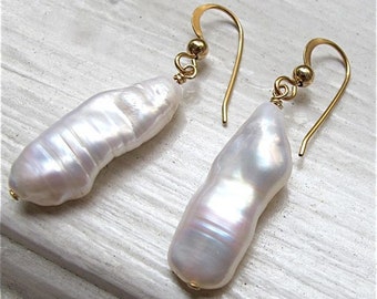 Pearl earrings. Pearl drop earrings. Freshwater pearl jewelry. Dangle White Pearl and gold jewelry FRESH WATER