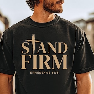 Camiseta cristiana "Mantente firme" para hombre, camiseta con versículo bíblico de 1 Corintios 16:13, camiseta con mensaje de fe, regalo religioso para él, ropa con versículos bíblicos llamativos.