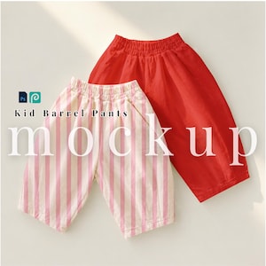 Op de afbeelding: Twee paar Kid Barrel Pants in een mockup-afbeelding. Eén paar is effen rood en het andere is wit met roze verticale strepen. De tekst "Kid Barrel Pants" en "mockup" zijn zichtbaar op de afbeelding.