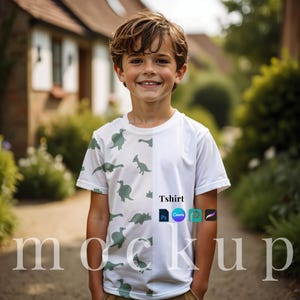 Peut inclure: T-shirt blanc avec un motif divisé. Un côté présente un motif d'illustrations de dinosaures verts, tandis que l'autre côté est uni. Le mot "Tshirt" est imprimé sur le t-shirt, ainsi que les logos de Photoshop, Canva et Procreate.