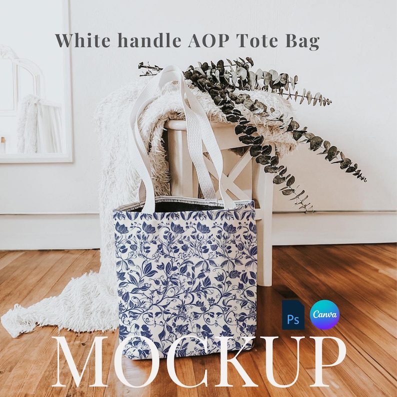 K&ouml;nnte beinhalten: Wei&szlig;er Stoffbeutel-Mockup mit einem blauen und wei&szlig;en Blumenmuster. Die Tasche hat wei&szlig;e Henkel und steht auf einem wei&szlig;en Hocker mit einer wei&szlig;en, flauschigen Decke.