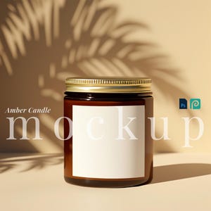 Op de afbeelding: Mockup van een amberkleurige kaars in een bruine glazen pot met een gouden deksel. De pot heeft een wit etiket met een lege ruimte voor tekst.
