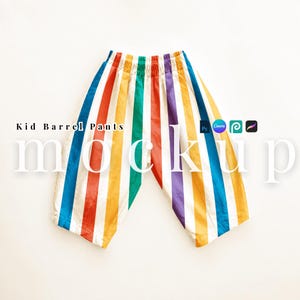 Op de afbeelding: Gestreepte kinderbroek met verticale strepen in blauw, rood, oranje, geel, groen en paars. De tekst "Kid Barrel Pants" is zichtbaar. De broek is geplaatst tegen een witte achtergrond.