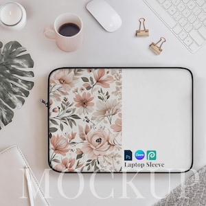 Puede incluir: Una funda para portátil con un diseño floral en tonos rosa y beige. La funda tiene un área blanca con el texto "Laptop Sleeve" e iconos para Photoshop, Canva y Pinterest.