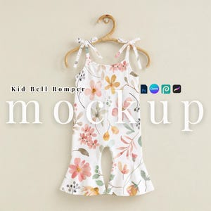 Puede incluir: Mono blanco de campana para niños con un estampado floral de flores rosas, amarillas y verdes. El mono, con tirantes anudados, cuelga de una percha de madera. El texto dice "Kid Bell Romper" y "mock up".
