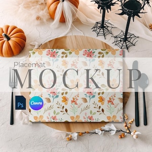 Può includere: Un mockup di tovaglietta da tavola floreale con un tagliere di legno, una forchetta, un coltello e un cucchiaio. La tovaglietta ha uno sfondo bianco con fiori rosa, arancioni e gialli e foglie verdi. Il testo "Placemat MOCKUP" è sovrapposto all'immagine.
