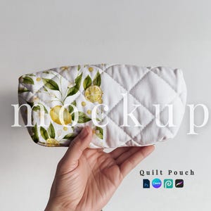Puede incluir: Una bolsa acolchada con un estampado de limón y hojas sobre un fondo blanco. La bolsa tiene un patrón de diamantes y la palabra "mockup" está impresa en la bolsa. Las palabras "Quilt Pouch" están impresas debajo.