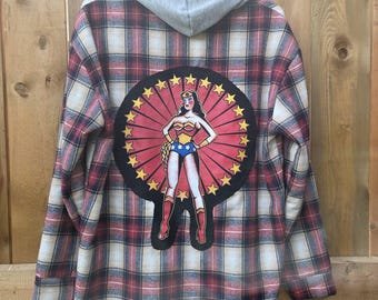 Camisa de franela a cuadros reciclada con capucha y botones, con parche de Wonder Woman en la espalda, talla mediana.