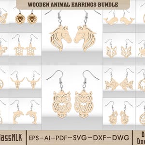 Op de afbeelding: Een verzameling houten dieren oorbellen, waaronder vlinders, leeuwen, paarden, walvissen, vogels, bijen, schildpadden, vossen, krabben, katten, stieren, uilen, vissen, adelaars, wolven en slangen. De oorbellen zijn lichtbruin. De tekst "WOODEN ANIMAL EARRINGS BUNDLE" staat bovenaan.