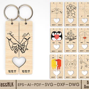 Pode incluir: Porta-chaves de madeira com um recorte em forma de coração e argolas de metal. Um porta-chaves apresenta mãos entrelaçadas com os nomes "Joshua" e "Mary" e a data "10.12.17". Outros designs incluem casais, pinguins e pássaros. Download digital.