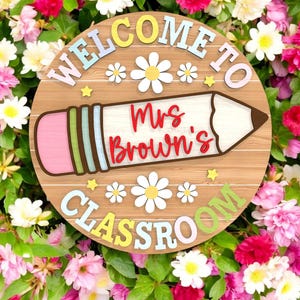 Letrero de bienvenida al aula SVG, colgador de puerta con lápiz personalizado, letrero con el nombre del profesor cortado con láser, decoración de regreso a clases SVG