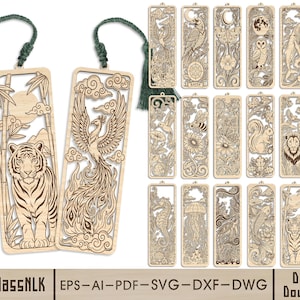 Può includere: Una collezione di segnalibri rettangolari in legno con intricati disegni tagliati al laser di animali, piante ed elementi celesti. Ogni segnalibro include un foro con una nappa verde scuro. Il testo in basso riporta la scritta HourglassNLK.