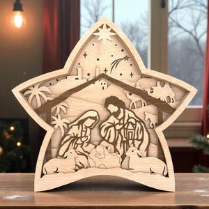 Peut inclure: Une crèche en bois en forme d'étoile. La conception en couches représente Marie, Joseph et l'enfant Jésus, avec des moutons, des palmiers et des chameaux. L'étoile a un design découpé avec une étoile filante et d'autres éléments célestes. Le bois est de couleur brun clair naturel.