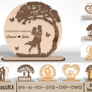 Puede incluir: Decoración de boda de madera cortada con láser que presenta a una pareja bajo un árbol, con el texto "TOGETHER FOREVER Daniel Julia". El diseño incluye mariposas y está sobre una base de madera. También se muestran diseños adicionales.