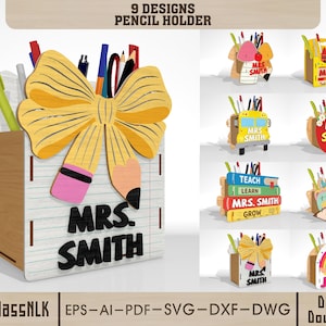 Könnte beinhalten: Holz-Stifthalter in verschiedenen Designs, darunter eine große Schleife, ein Schulbus, ein Apfel und ein Regenbogen. Jeder Halter ist mit einem Namen wie "Mrs. Smith" oder "Jennie" personalisiert. Das Bild zeigt neun verschiedene Designs.