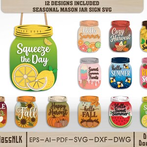 Può includere: Una collezione di design di insegne per barattoli Mason stagionali. Le insegne presentano vari temi, tra cui estate, autunno e dolcetti. Ogni barattolo ha un design unico, con testo e illustrazioni. L'insegna in alto dice "Squeeze the Day" con limoni.