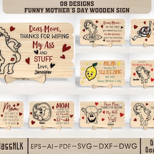 Puede incluir: Una colección de ocho letreros de madera humorísticos para el Día de la Madre. Cada letrero presenta un diseño único con ilustraciones y texto divertidos. Los letreros son de madera de color claro con detalles en negro y rojo, e incluyen frases como "Querida Mamá, gracias por limpiarme el culo".