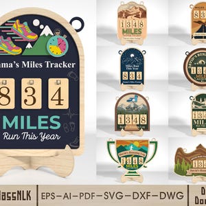 Può includere: Design in legno per registri di corsa e tracker di miglia. Il design principale presenta uno sfondo blu navy con il testo "Emma's Miles Tracker" e "834 Miles Run This Year." Altri design includono una scena di montagna e una scarpa da corsa.
