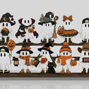 Könnte beinhalten: Ein zweistöckiger Holzständer mit zehn weißen Geisterfiguren. Jeder Geist ist mit einzigartigen Halloween-Accessoires ausgestattet, darunter Hüte, Schals, Kürbisse, Laternen, eine schwarze Katze und ein Schild mit der Aufschrift BOO in Orange und Schwarz.