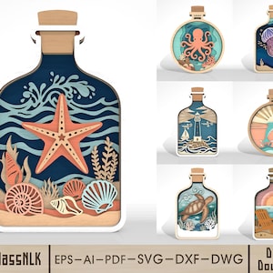 Op de afbeelding: Een verzameling gelaagde houten kunstwerken in de vorm van flessen. Elke fles heeft een ander ontwerp met een oceaanthema, waaronder een zeester, octopus, kwal, vuurtoren, dolfijn, zeeschildpad en strandscène. De ontwerpen zijn in blauw, oranje en beige.