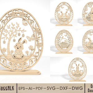 Può includere: Decorazioni a forma di uovo di Pasqua in legno con design tagliati al laser. Uno presenta un coniglietto sotto un albero con uova appese e farfalle. Altri mostrano coniglietti con cestini e altri elementi a tema pasquale.